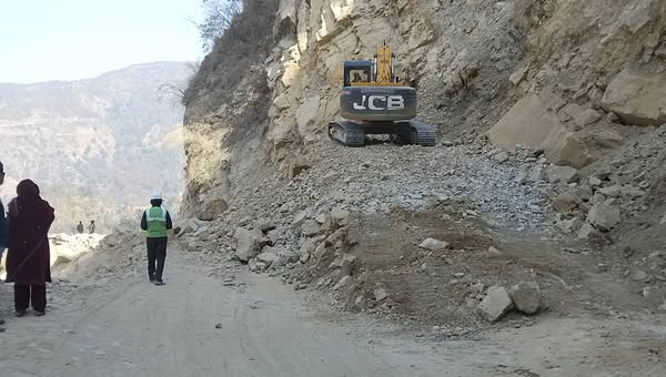 वर्षातसँग झरेको पहिरोको कारण दाङ– सल्यान सडक खण्डको यात्रा सधैँ सकस ।बुझेरमात्र यात्रा गर्न यात्रुहरुलाई प्रहरीको अनुरोध