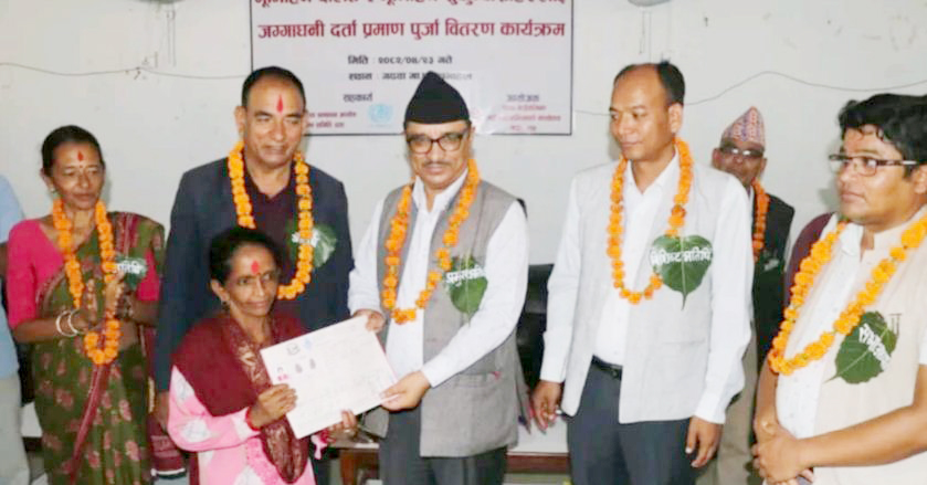 गढवाका भूमिही दलित र सुकुम्बासीले पाए लालपुर्जा